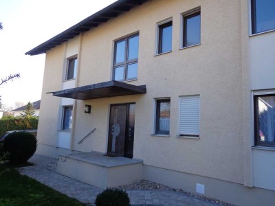 Großzügig geschnittene 4,5-Zimmer-Wohnung mit Balkon und Dachterrasse in Mintraching