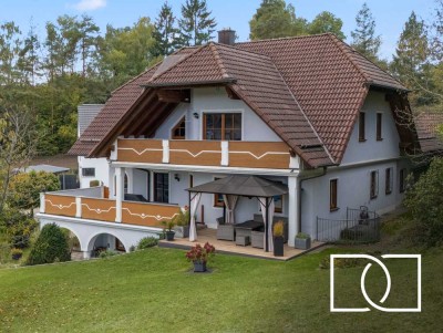 Energieeffizientes Raumwunder! Großzügiges Einfamilienhaus in idyllischer Alleinlage mit ELW