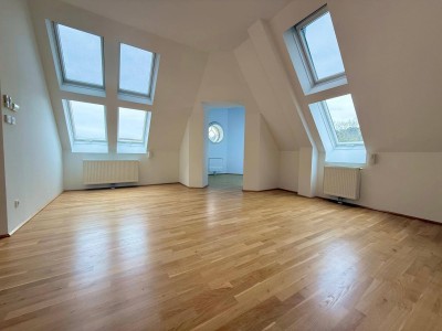 Dachgeschoss-Turm-Wohnung mit 5 Meter Raumhöhe | ca. 2.000 m² Garten zur allgemeinen Nutzung I freie Mietzinsbildung I