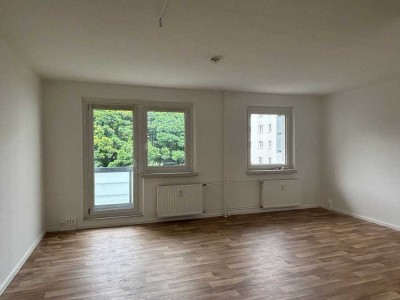 Frisch renovierte Familienwohnung mit Balkon und Wannenbad!