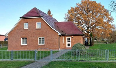 Attraktives Einfamilienhaus mit Wirtschaftsgebäude und Park in Kleverhof Altkalen