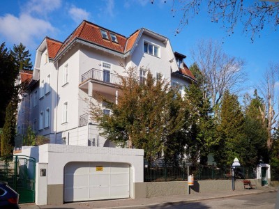 NÄHE LAINZER TIERGARTEN: sanierte Dachgeschoßwohnung im stilvollen familiären Altbau