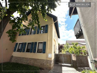 Gepflegtes und charmantes Einfamilienhaus mit sonnigem Hof und Nebengebäuden in ruhiger Ortskernlage
