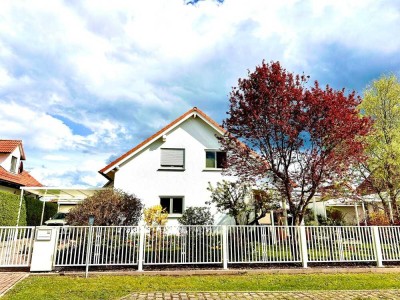 Schönes freistehendes Einfamilienhaus mit Garage und Carport in ruhiger Feldrand-Lage