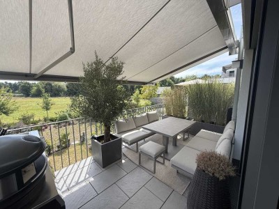 Geschmackvolle 2-Zimmer-Wohnung mit gehobener Innenausstattung mit Balkon und EBK in Meerbusch