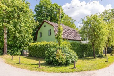 Mit Keller, Lager-/Werkstatt-Nebengebäude, Einbauküche, Balkon uvm.: Einfamilienhaus in Rehfelde