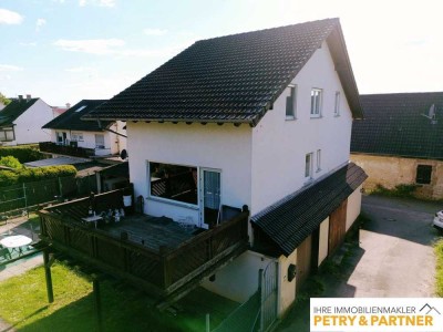 NEUWERTIG, EINZUGSBEREIT UND MIT TRAUMAUSSICHT IN DIE WEINBERGE!