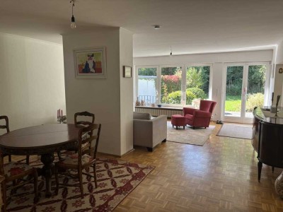 Familienfreundliches Reihenhaus, 6 Zi., mit Sonnenterrasse und schönem Sonnengarten in Seitenstraße!