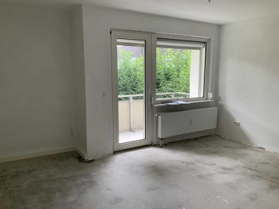 neuer Laminatboden! Schöne Erdgeschoss-Wohnung mit Balkon am Föhrenweg frei!