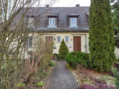 Doppelhaushälfte mit kleinem Garten zu vermieten (rechts)