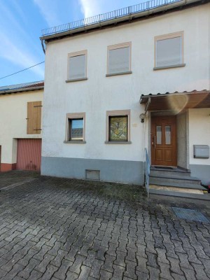 Reihenhaus mit 7 Zimmern und Garage in Mückeln