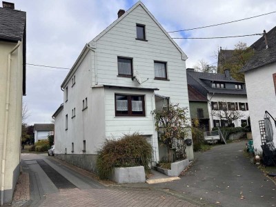 Modernisierungsbedürftiges Einfamilienhaus mit 4 Garagen in Gillenfeld