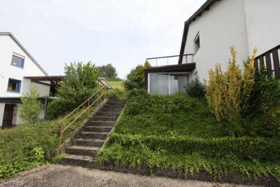 Blick auf Burg Lichtenberg: Geräumiges Haus mit Potenzial