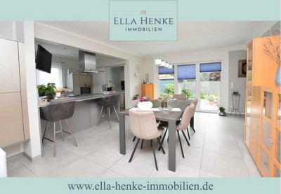 Moderner, hochwertig ausgestatteter Bungalow mit Desing-Küche, Kamin + Doppelgarage...