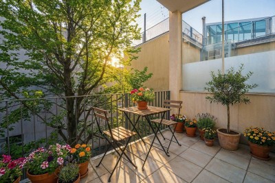 Exklusiver Altbau-Erstbezug – hochwertige Materialien, helle 2 Zimmer &amp; ruhige Loggia ins Grüne