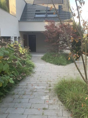 Schöne komplett neu sanierte 1-Zimmer Wohnung mit Gartenbenutzung