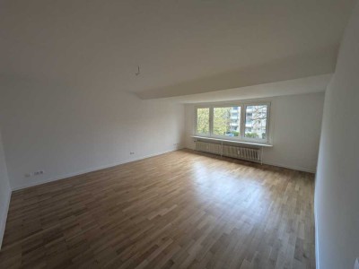 Frisch sanierte 2,5-Zimmer-Dachgeschosswohnung mit Balkon in Hamburg Meiendorf