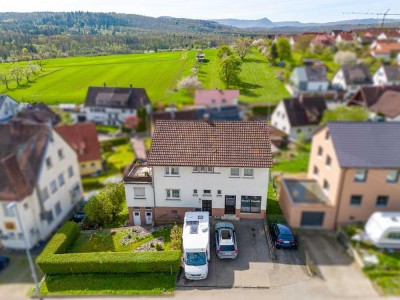 Zweifamilienhaus mit Gewerbeeinheit und großem Potenzial – sonnige Ausrichtung mit Blick ins Grüne