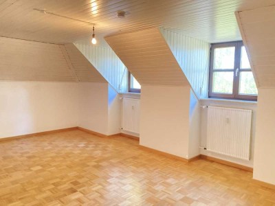 Zentral. Grün. Dachgeschoss! Helle 2,5-Zimmer-Wohnung in Toplage Dachau