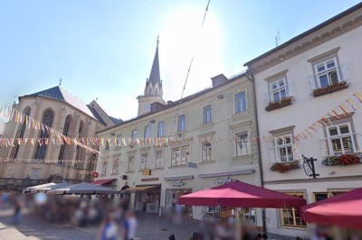 Historisches Flair trifft moderne– Stilvolles Wohnen oder Arbeiten mit Blick auf den Hauptplatz.