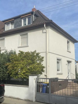 Attraktive und vollständig renovierte 4-Zimmer-Wohnung mit Balkon und Einbauküche in Ludwigshafen