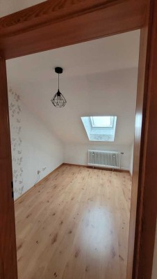 Freundliche 3-Zimmer-DG-Wohnung mit Balkon und EBK in Overath