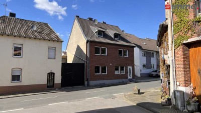 Frei stehendes Zweifamilienhaus mit großem Garten