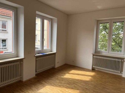 HELLE 4,5 ZIMMERWOHNNUNG  / STADTMITTE