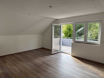 Moderne 80 m² Dachgeschosswohnung 3,5 Zimmer mit Einbauküche und großem Balkon