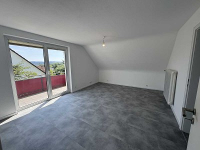 Schöne 4-Zimmer-Dachgeschosswohnung mit Balkon und Einbauküche – verfügbar ab 01.08.2025