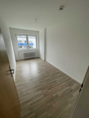 Helle vier Zi. Whg. mit Balkon zu vermieten