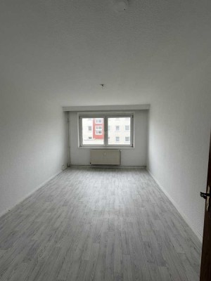 helle 3-Raum-Wohnung, Duschbad mit Fenster, Keller und Balkon