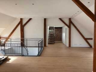 Erstbezug nach Neubau – Stilvolle Maisonette in umgebauter Scheune