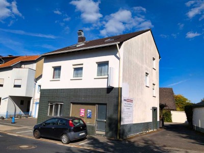 Werbewirksames Wohn-/ Geschäftshaus zzgl.  Einfamilienhaus mit zwei Garagen in Niederholtorf!