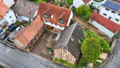 Einzigartiges Immobilienensemble: 2 Wohnhäuser, Nebengebäude & großer Hof auf einem Grundstück