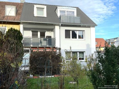 Investieren Sie in Ihre Zukunft:
Saniertes 3-Familienhaus mit 
Keller, Garage, Stellplatz und Gart