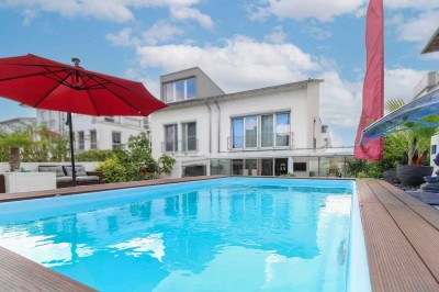 Wenn der Urlaub schon Zuhause beginnt: Gehoben ausgestattete DHH mit Pool, Garten und Dachterrasse