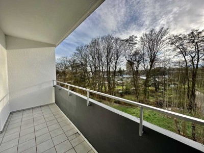 Sonniger Balkon mit Blick ins Grüne, ruhige Lage nahe Naturschutzgebiet.
