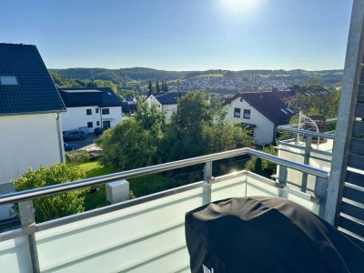 Stilvolle 2-Zimmer-Wohnung (2019) mit traumhafter Aussicht vom Südbalkon, Carport, Gartenmitnutzung