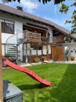 Großzügiges Wohnhaus mit drei Einheiten, sonnigem Garten und einer ruhigen Lage