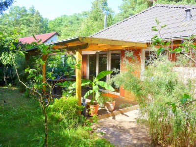 Bungalow von 2006 + Bungalow im Altbestand auf großem Grundstück in sehr ruhiger Lage in Schildow