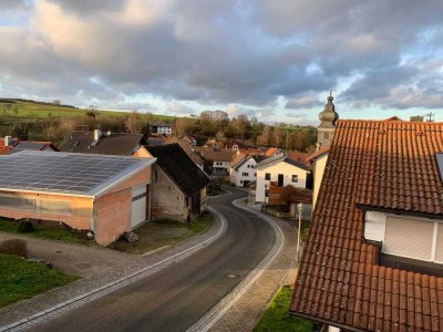 Vollständig renovierte 2,5-Zimmer-Wohnung mit Balkon und Einbauküche in Königheim-Brehmen