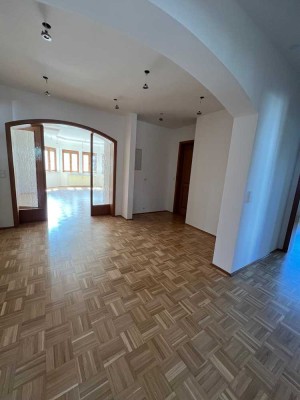 Tolle 3 Zimmerwohnung mit Terrasse, Garten und Garage zu vermieten !
