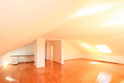 Tolle Dachgeschosswhg. mit Gartenmitbenutzung und Terrasse - Provisionsfrei für Käufer!