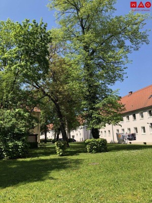 Eine Wohlfühloase im Grünen wartet auf Sie! Umfassend sanierte 2 Zimmer-Wohnung mit außergewöhnlichem Grundriss, praktischem Abstellraum und tollem Badezimmer! Perfekte Infrastruktur vorhanden!