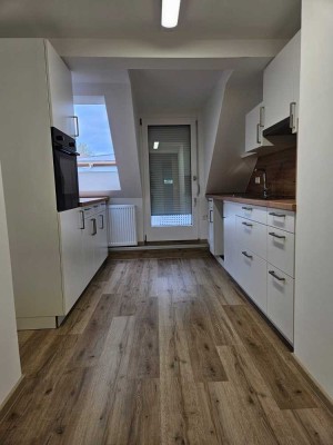 Schöne zweigeschossige  Fünf-Zimmer OG/DG-Wohnung mit Dachterrasse