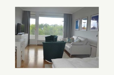 Sonnenbalkon mit Blick auf Wald und Meer - direkt von privat