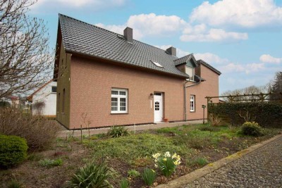 Einfamilienhaus zur Nutzung für 2 Familien mit ca. 4.500 m² Grundstück: Perfekt für Pferde