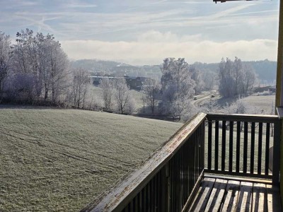 Zentrale Wohnung mit vier Zimmern sowie Terrasse und Einbauküche in Hutthurm