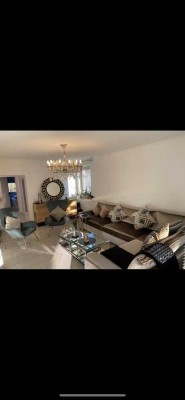 Traumhafte Sanierte 3/6-Zi.-Wohnung mit zusätzlicher, hochwertiger Nutzfläche, Garten und Parkplatz